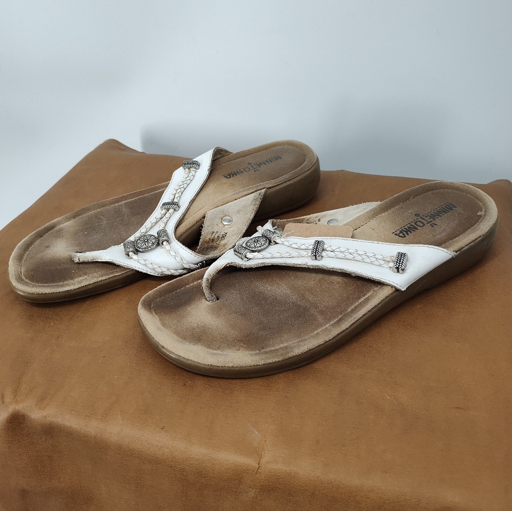 Minnetonka Women's White Leather Low Platform Thong Sandals Size 8